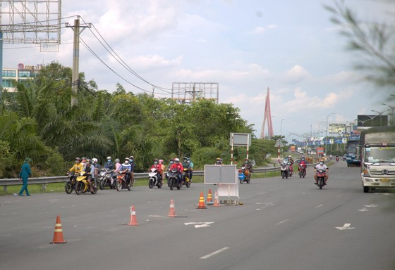 Giám đốc Công an TP Cần Thơ trao quà cho người dân về quê ảnh 5 Giám đốc Công an TP Cần Thơ trao quà cho người dân về quê ảnh 5