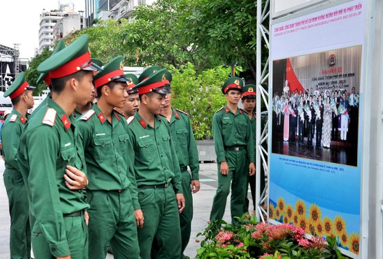 Khai mạc triển lãm “Công đoàn Việt Nam – 90 năm một chặng đường lịch sử” ảnh 4
