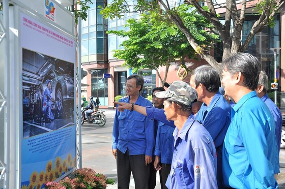 Khai mạc triển lãm “Công đoàn Việt Nam – 90 năm một chặng đường lịch sử” ảnh 6