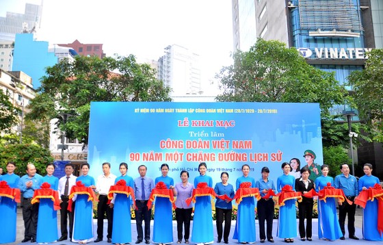 Khai mạc triển lãm “Công đoàn Việt Nam – 90 năm một chặng đường lịch sử” ảnh 2