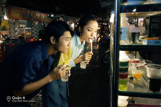 Cặp đôi “Sài Gòn trong cơn mưa” chụp ảnh “check in” khắp thành phố ảnh 1