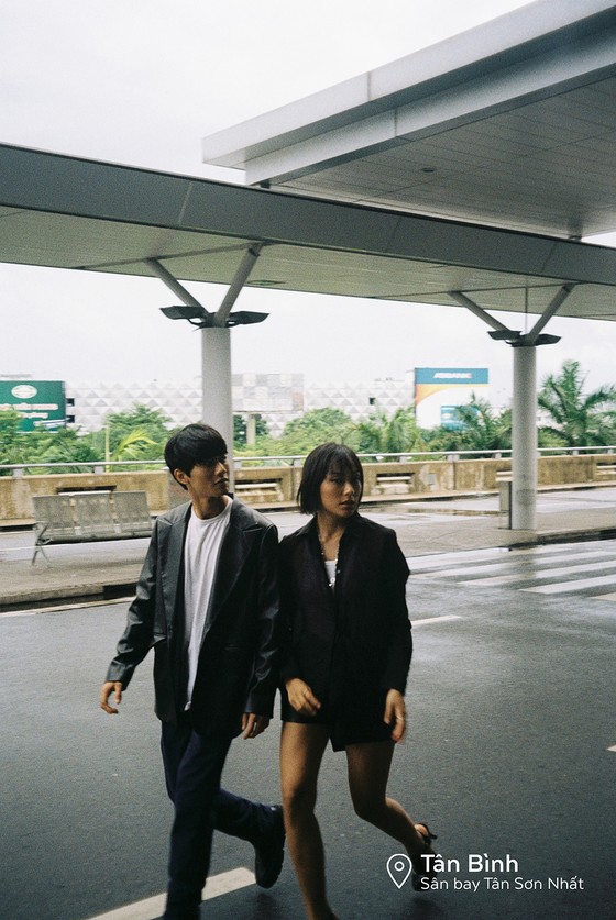 Cặp đôi “Sài Gòn trong cơn mưa” chụp ảnh “check in” khắp thành phố ảnh 16