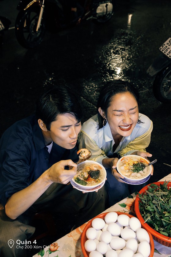 Cặp đôi “Sài Gòn trong cơn mưa” chụp ảnh “check in” khắp thành phố ảnh 13