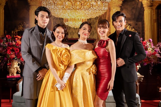''Đại tiệc'' thảm đỏ phim ''Gái già lắm chiêu V'' ảnh 6