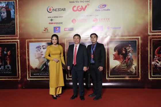 Phó Chủ tịch UBND TPHCM Dương Anh Đức (giữa) trên thảm đỏ Lễ bế mạc và trao giải Liên hoan phim Việt Nam lần thứ 23. ẢNH: ĐOÀN KIÊN