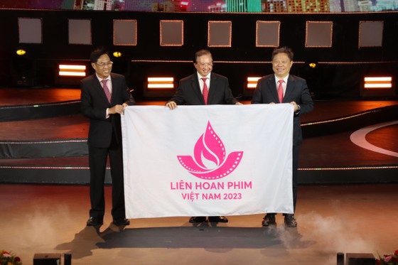 Nghi thức trao cờ đăng cai tổ chức LHP Việt Nam lần thứ 24 năm 2025 cho TPHCM. Ảnh: ĐOÀN KIÊN