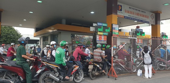 Giá xăng tăng, cảnh xếp hàng mua xăng chưa giảm ảnh 1