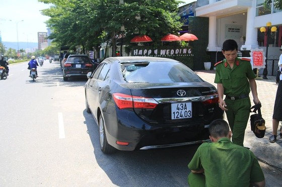 Công an quận Thanh Khê và quận Hải Châu đang tiến hành điều tra vụ việc    Ảnh: NGUYÊN KHÔI