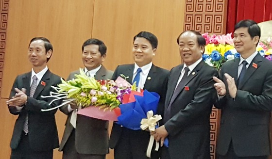 Ông Trần Văn Tân (thứ 3 từ trái sang) được bầu làm Phó Chủ tịch UBND tỉnh Quảng Nam 