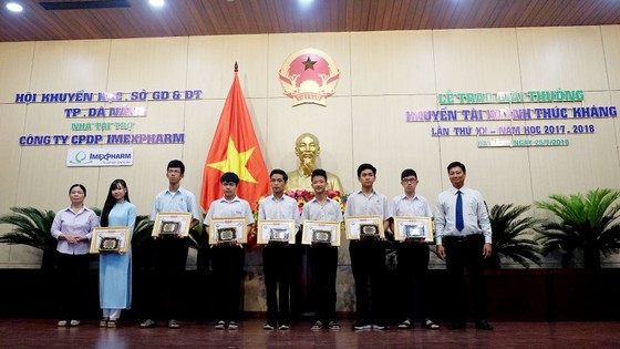 Các em học sinh đoạt giải thưởng khuyến tài Huỳnh Thúc Kháng năm học 2017-2018