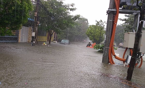 Đà Nẵng cấp bách ứng phó với ngập sâu do mưa lớn kéo dài ảnh 5