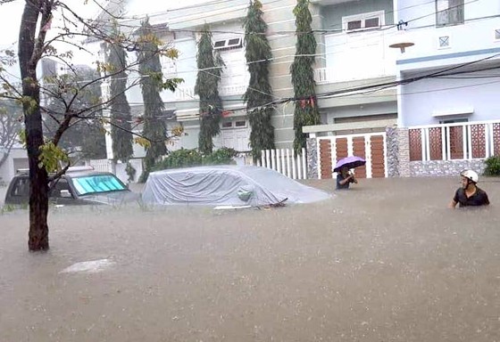 Đà Nẵng cấp bách ứng phó với ngập sâu do mưa lớn kéo dài ảnh 9