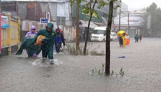 Đà Nẵng cấp bách ứng phó với ngập sâu do mưa lớn kéo dài ảnh 10