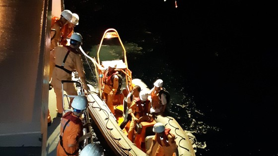 Các nhân viên cứu nạn hàng hải Việt Nam tổ chức cấp cứu thuyền viên tàu Hy Lạp ở phía Nam đảo Tri Tôn ( quần đảo Hoàng Sa, Việt Nam)