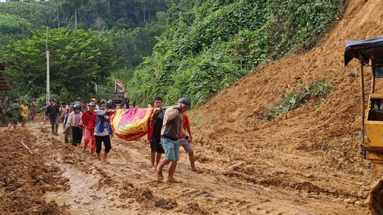 Thảm họa sạt lở vùi lấp người ở Trà Leng, Trà Vân: Tìm được 14 thi thể, 14 người chưa tìm được ảnh 18
