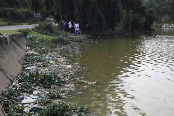 Rác thải bủa vây hồ Than Thở - Đà Lạt ảnh 11 Rác thải bủa vây hồ Than Thở - Đà Lạt ảnh 11