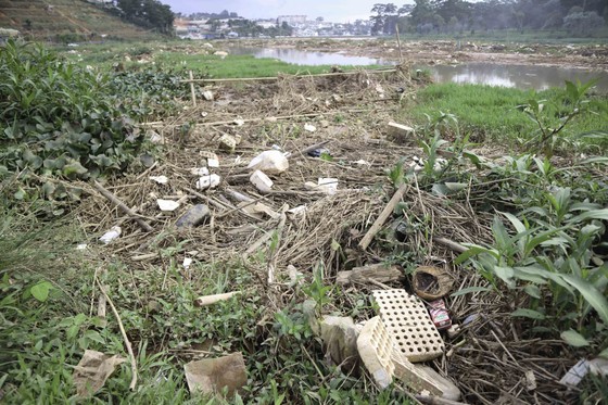 Rác thải bủa vây hồ Than Thở - Đà Lạt ảnh 3 Rác thải bủa vây hồ Than Thở - Đà Lạt ảnh 3
