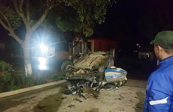 Va chạm với xe máy rồi lật ngửa, 3 người trên taxi tử vong ảnh 1 Va chạm với xe máy rồi lật ngửa, 3 người trên taxi tử vong ảnh 1
