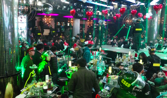 Đột kích quán bar, phát hiện gần 100 người sử dụng ma túy ảnh 1
