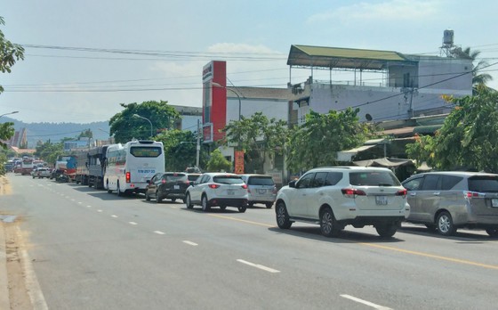 Đà Lạt tấp nập người, nhiều đoạn trên Quốc lộ 20 kẹt cứng ảnh 2 Đà Lạt tấp nập người, nhiều đoạn trên Quốc lộ 20 kẹt cứng ảnh 2