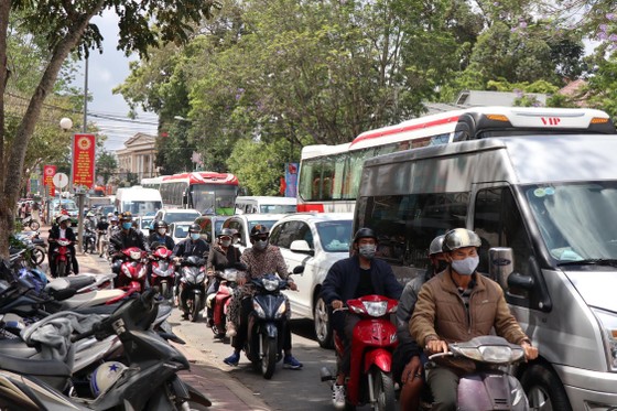 Đà Lạt nườm nượp khách, nhiều người không đeo khẩu trang khi ra đường ảnh 4
