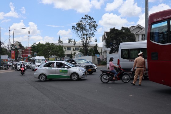 Đà Lạt nườm nượp khách, nhiều người không đeo khẩu trang khi ra đường ảnh 3
