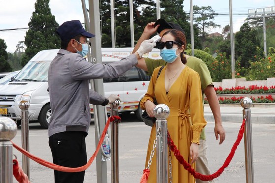 Đà Lạt nườm nượp khách, nhiều người không đeo khẩu trang khi ra đường ảnh 6