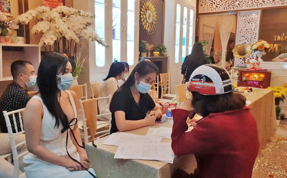 Hơn 30 người từ nhiều tỉnh, thành dự khai trương cơ sở làm đẹp trong mùa dịch ảnh 1