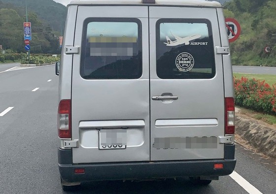 Nhiều người phải cách ly tập trung vì đi chung xe với bệnh nhân Covid-19 trốn khỏi khu điều trị ảnh 1