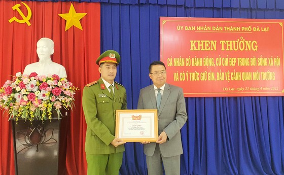 Đại úy công an trả lại 300 triệu cho người đánh rơi trên phố ảnh 1
