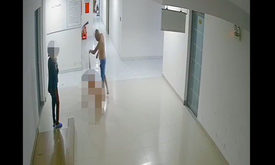 Cha ruột dùng dây lưng thắt cổ con trai 10 tuổi lôi xuống đường, bắt sủa tiếng chó ảnh 1