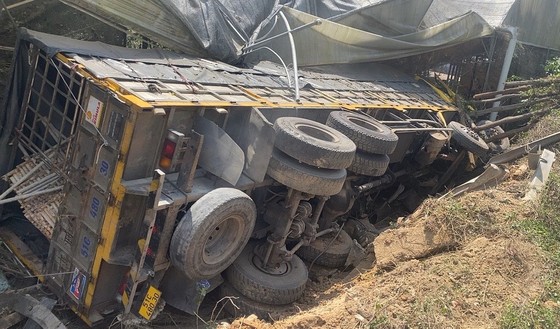 Đà Lạt: Nhiều ô tô hư hỏng sau vụ tai nạn liên hoàn trên đèo Mimosa ảnh 2
