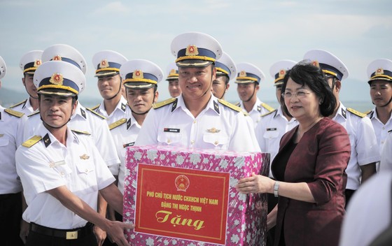 Phó Chủ tịch nước Đặng Thị Ngọc Thịnh thăm và làm việc tại Vùng 4 Hải quân ảnh 1