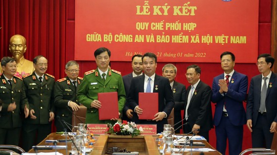 Đại diện lãnh đạo BHXH Việt Nam và Bộ Công an ký kết quy chế phối hợp chiều 21-1