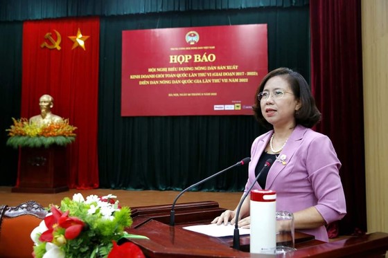 Phó Chủ tịch Trung ương Hội Nông dân Việt Nam Bùi Thị Thơm phát biểu tại họp báo