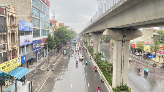 Đường phố Hà Nội thường có mưa khi không khí lạnh tràn về. Ảnh: VĂN PHÚC