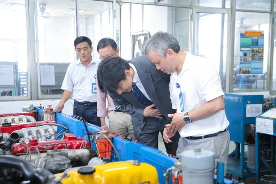 Tặng xe ô tô mới phục vụ đào tạo cho sinh viên ảnh 2