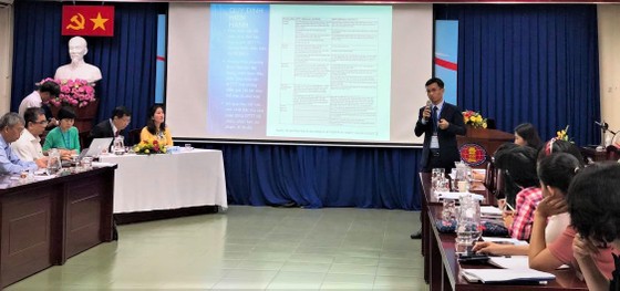 TS Nguyễn Tấn Đại, Trưởng đại diện Văn phòng Đại học Pháp ngữ tại TPHCM trình bày tham luận đảm bảo chất lượng trong đào tạo trực tuyến của Việt Nam