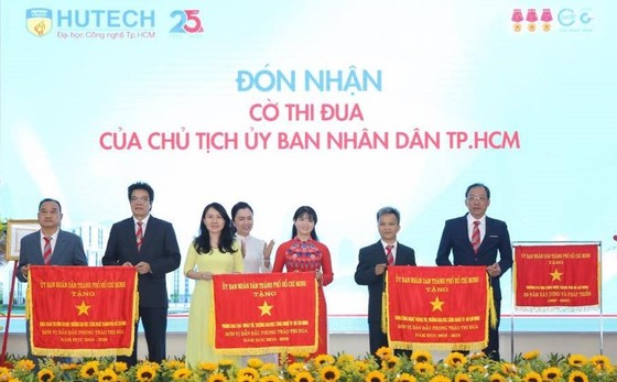 Trường ĐH Công nghệ TPHCM nhận Huân chương Lao động hạng Nhất ảnh 3