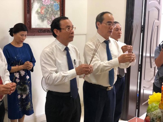 Bí thư Thành ủy TPHCM Nguyễn Văn Nên thăm và chúc mừng các nhà giáo lão thành cách mạng ảnh 2