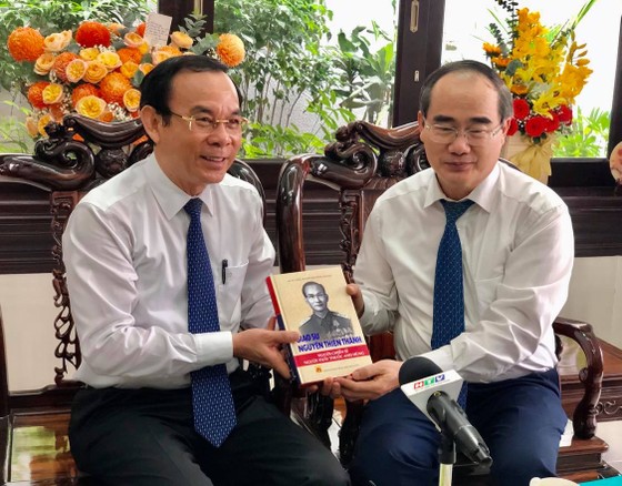 Bí thư Thành ủy TPHCM Nguyễn Văn Nên thăm và chúc mừng các nhà giáo lão thành cách mạng ảnh 3