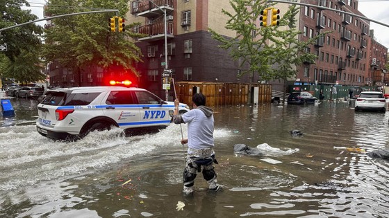 TP New York bị ngập lụt. Ảnh AP ảnh 1