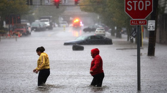 TP New York bị ngập lụt. Ảnh Reuters