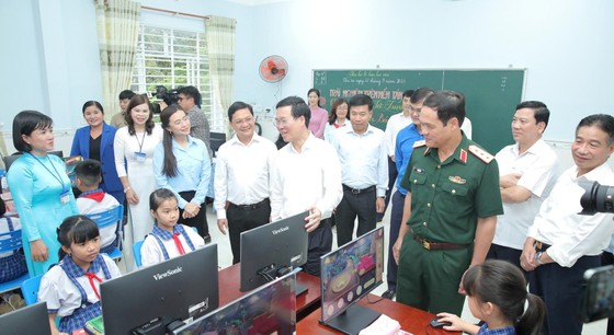 Chủ tịch nước Võ Văn Thưởng cùng đoàn công tác tại phòng học máy vi tính vừa được trao tặng cho Trường Tiểu học Tân Xuân C, TP Đồng Xoài ảnh 3