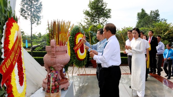 Các đại biểu thực hiện nghi thức dâng hương tại đài tưởng niệm ảnh 3