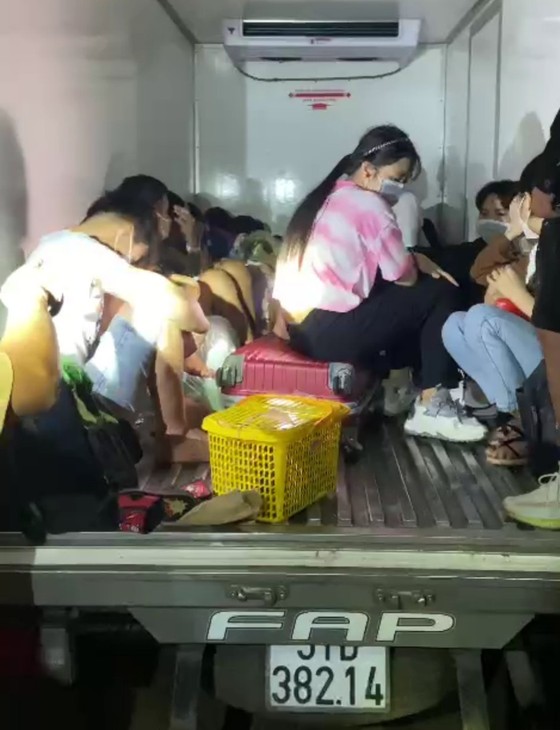 Khen thưởng đột xuất lực lượng CSGT phát hiện kịp thời 15 người trong thùng xe đông lạnh ảnh 2