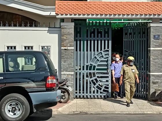Tiếp tục khám xét nơi làm việc, nhà riêng các nguyên lãnh đạo UBND tỉnh Bình Thuận ảnh 1