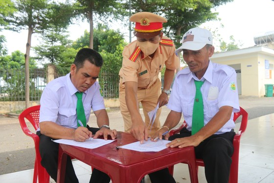 CSGT Bình Thuận tuyên truyền chủ quán nhậu cam kết nhắc nhở khách hàng “Đã uống rượu bia - Không lái xe" ảnh 4