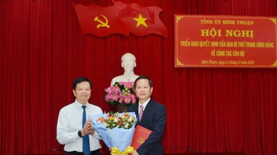 Ông Mai Văn Chính (trái) trao hoa chúc mừng Phó Bí thư Tỉnh ủy Bình Thuận Đoàn Anh Dũng. 