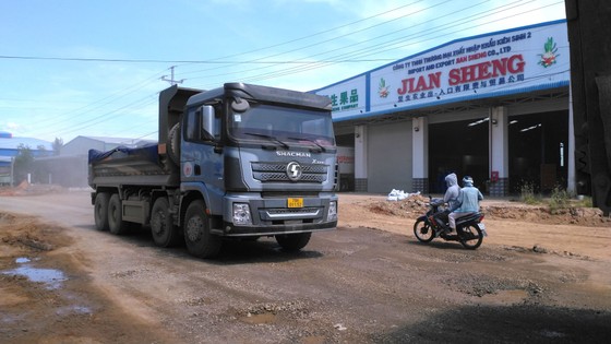Vụ “Thi công đường cao tốc, băm nát đường dân sinh”: Khoảng 45 tuyến đường bị hư hỏng ảnh 1